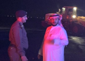 محافظ الدرب “القحطاني” يقف ميدانيًا لمتابعة مواقع الأمطار والسيول