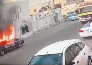 اشتعال النيران في سيارة متوقفة.. وصاحبها يرجع السبب إلى شاحن متنقل (فيديو)