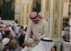 بالصور.. استقبال زوار المسجد النبوي بالبخور والطيب
