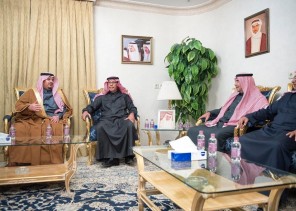 الأمير محمد بن عبدالرحمن يقدم واجب العزاء لأسرة السديري