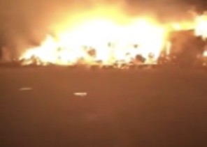 الجوف.. صاعقة رعدية تحرق مخزن أعلاف بـ «بسيطا» (صور)