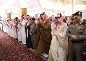 أمير حائل يؤدي صلاة الميت على رجل أمن استشهد إثر تعرضه للدهس في نقطة تفتيش- صور