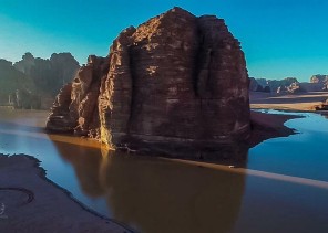 جبال “نيوم” تتلألأ بجمال الأمطار.. شلالات مياه وبحيرات ومناظر طبيعية خلابة (صور)