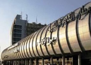 إيقاف سعودية بمطار القاهرة.. والأمن يكشف سر «المناشف القطنية»!