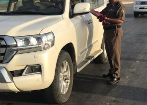 بالصور.. رجال المرور يوزعون الورود على الطلاب في أول أيام العام الدراسي الجديد