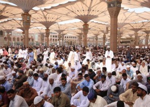 ضيوف الرحمن في مكة والمدينة يؤدون آخر جمعة من رمضان (صور)