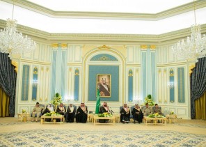 ولي العهد يلتقي عددًا من أسر شهداء الواجب