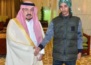 أمير الرياض يستقبل الرحالة السعودي “خلبان”