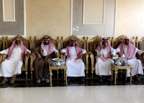 محافظ السليمي يُعزِّي “والف العايضي” في وفاة والدته