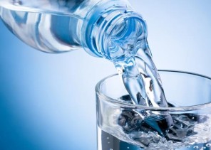 إشاعة تزعم أن عبوات المياه البلاستيكية‎ تتسبب في تدني خصوبة الرجال.. و”الغذاء والدواء” تفندها