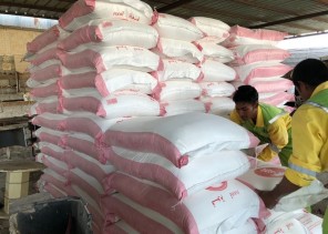 ضبط عمالة تحضر الخبز بطعم “الجبس” داخل حوش شعبي وتعرف على من توزعه