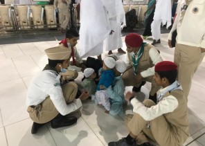 كشافو الجوف يشاركون بالأعمال التطوعية بالحرم المكي