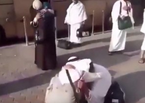 في مشهد مبكٍ.. الحج يجمع شقيقين سوريين تفرقا 7 سنوات بسبب الحرب في بلدهما (فيديو)