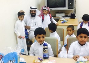 مدير تعليم الحائط يشارك الطابور الصباحي مع طلاب مدرسة الشق الإبتدائية