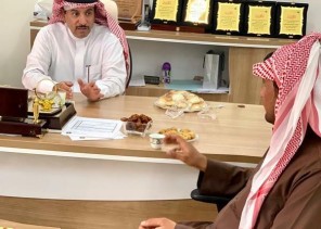 بالصور.. “البيئة” تكرم المواطنين الذين أنقذوا ذئباً كان محتجزاً داخل خزان مياه