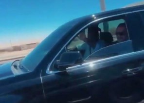 شاهد.. شاب يصادف ولي العهد يسير بجانبه على إحدى الطرق في نيوم.. وهذا ما قاله له