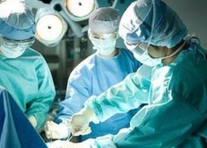 التحقيق مع طبيب نسى شاشاً في رحم مواطنة عقب قيصرية في عسير