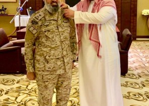 بالصور.. خالد بن سلمان يقلد الدكتور بن عثيمين رتبة لواء