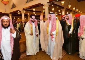 أمير حائل يوجه بعدم منع المصلين في الصف الأول من الجلوس بجواره (صور)