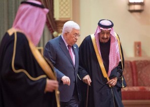 خادم الحرمين يستقبل الرئيس الفلسطيني ويقيم مأدبة غداء تكريماً له