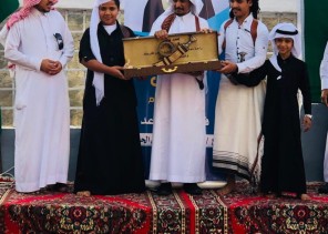 بالصور.. أبناء و أحفاد الشيخ جابر علي الحبسي يحتفلون بتقاعد “محمد”