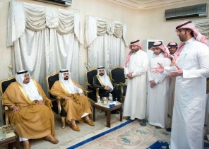 أمير الرياض بالنيابة يقدم العزاء في وفاة الشاعر حجاب بن نحيت