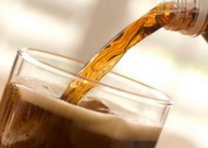 هل المشروبات الغازية تساعد على الهضم أثناء تناول الوجبات الدسمة؟.. “الصحة” تجيب