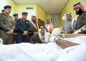 أصيب في وادي الدواسر..نائب أمير الرياض يزور الرائد “الوادعي” في المستشفى (صور)