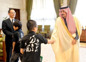 أمير منطقة الرياض يستقبل المستشار بالسفارة اليابانية وعدداً من طلاب المدرسة اليابانية