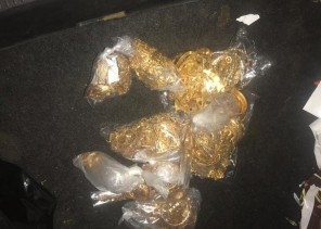 اشتباه أمني يقود لضبط وافد يخبئ 6 كيلو ذهب وآلاف الريالات داخل سيارته (صور)