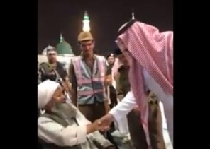 شاهد.. فيصل بن سلمان يتجول في ساحات المسجد النبوي الشريف ويلتقي زائراً آسيوياً مسناً