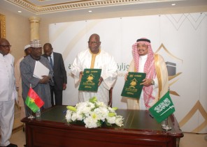 وزير الحج والعمرة يلتقي وزير الإدارة الاقليميه واللامركزيه بجمهوريه بوركينا فاسو