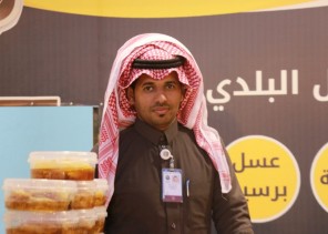 في الجنادرية.. مناحل “آل مانع” تعرض إنتاج 7 آلاف خلية من العسل البلدي