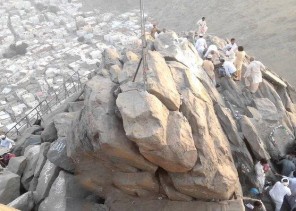 سقوط صخرة من أعلى جبل غار حراء بمكة يودي بحياة معتمرة