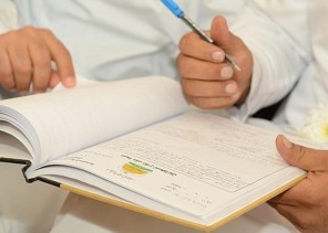 وزير العدل يوجّه بمساءلة مأذون زوّج طفلة عمرها 10 سنوات.. والنظر في عقد الزواج