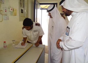 حارس أمن مدرسة “النبهانية” يستوقف وفداً رسمياً من تعليم المنطقة لتسجيل بياناتهم