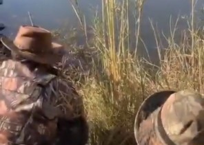 مواطنون يصطادون تمساحاً ويأكلوه.. والشيخ “الخثلان” يوضح الحكم (فيديو)