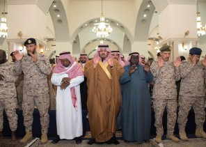 سمو نائب أمير الرياض ينقل تعازي القيادة لأسرتي الشهيدين “محزري وعلم”