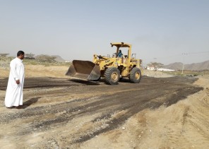 بلدية محافظة خليص تقوم بتمهيد ومسح الطرق المتضررة بوادي ستارة