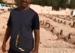 شاهد.. وفاء عاملين من جنسية آسيوية يزوران قبر كفيلهما أسبوعياً منذ وفاته قبل عام لهذا السبب