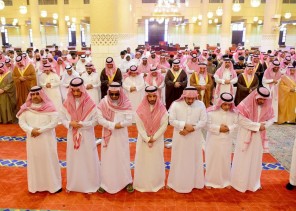 أمير منطقة الرياض يؤدي صلاة الميت على الأميرة حصة بنت سعود -رحمها الله-