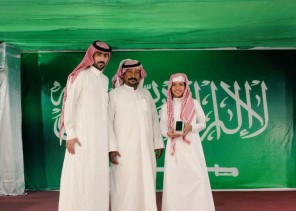 جوال هدية لأول طالب وضع قدمه داخل مدرسة بالأفلاج مع بداية العام الدراسي الجديد