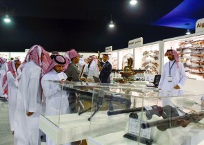 معرض الصقور يتيح للزوار شراء الأسلحة النارية وفق 8 خطوات.. تعرّف عليها