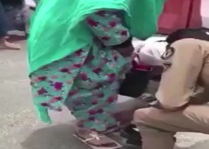 بالفيديو .. ‏رجل أمن يتخلى عن حذائه لـ ” حاجّة ” تنتعل قطع من الكرتون