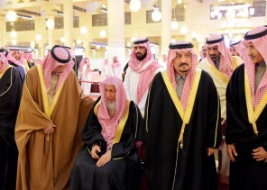 أمير منطقة الرياض يؤدي صلاة الميت على الأمير فيصل بن بدر بن فهد رحمه الله