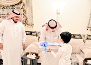 مدير تعليم جازان يزور طالباً هاجمته الكلاب الضالة بصامطة