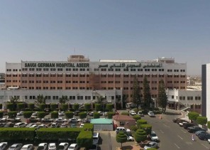 في جراحه نادره بالماني عسير استئصال ورم من فم مريض