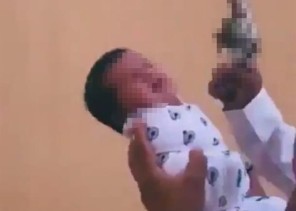 مصادر: 6 تهم تنتظر مطلق النار بجوار الطفل الرضيع.. وهكذا تمت الإطاحة به