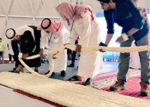 بالصور.. إهداء أطول عقد فُل في العالم لأمير جازان بالنيابة