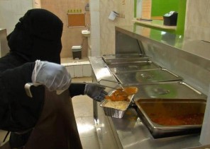 “العمل” تغرم منشأة 40 ألف ريال لقيامها بتشغيل سعوديات مع وافدين في مكانٍ واحد